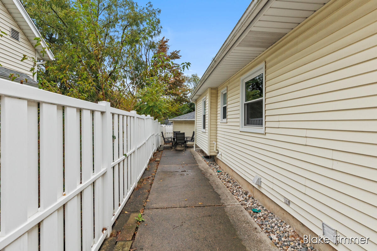 1425 Houseman Avenue NE