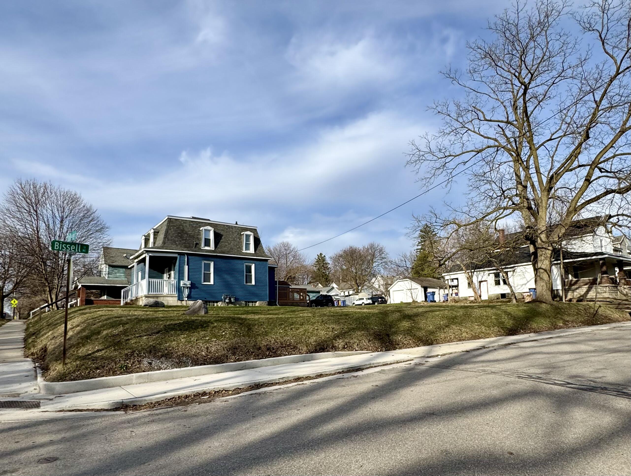 746 College Avenue NE