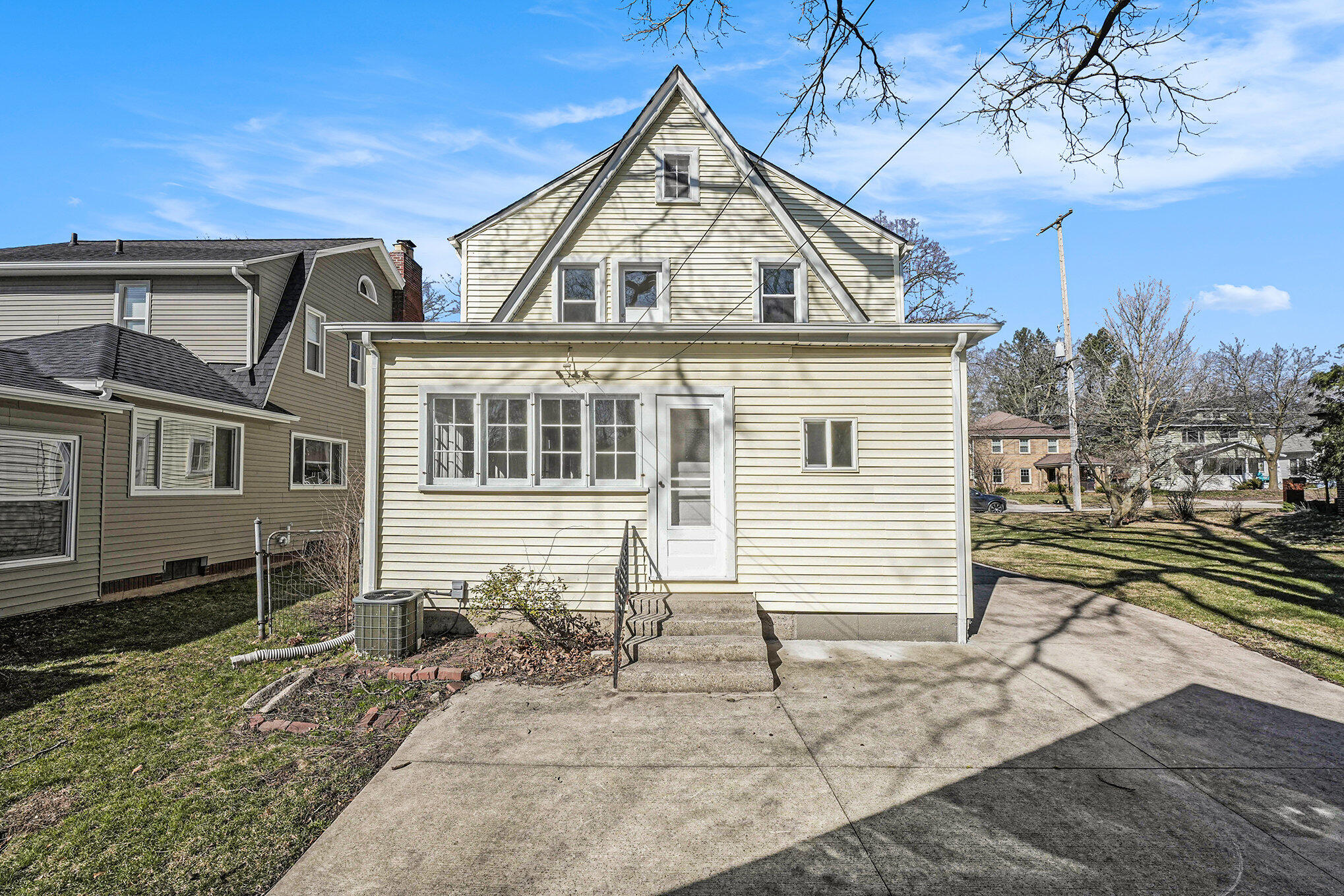 332 Glenhaven Avenue NW