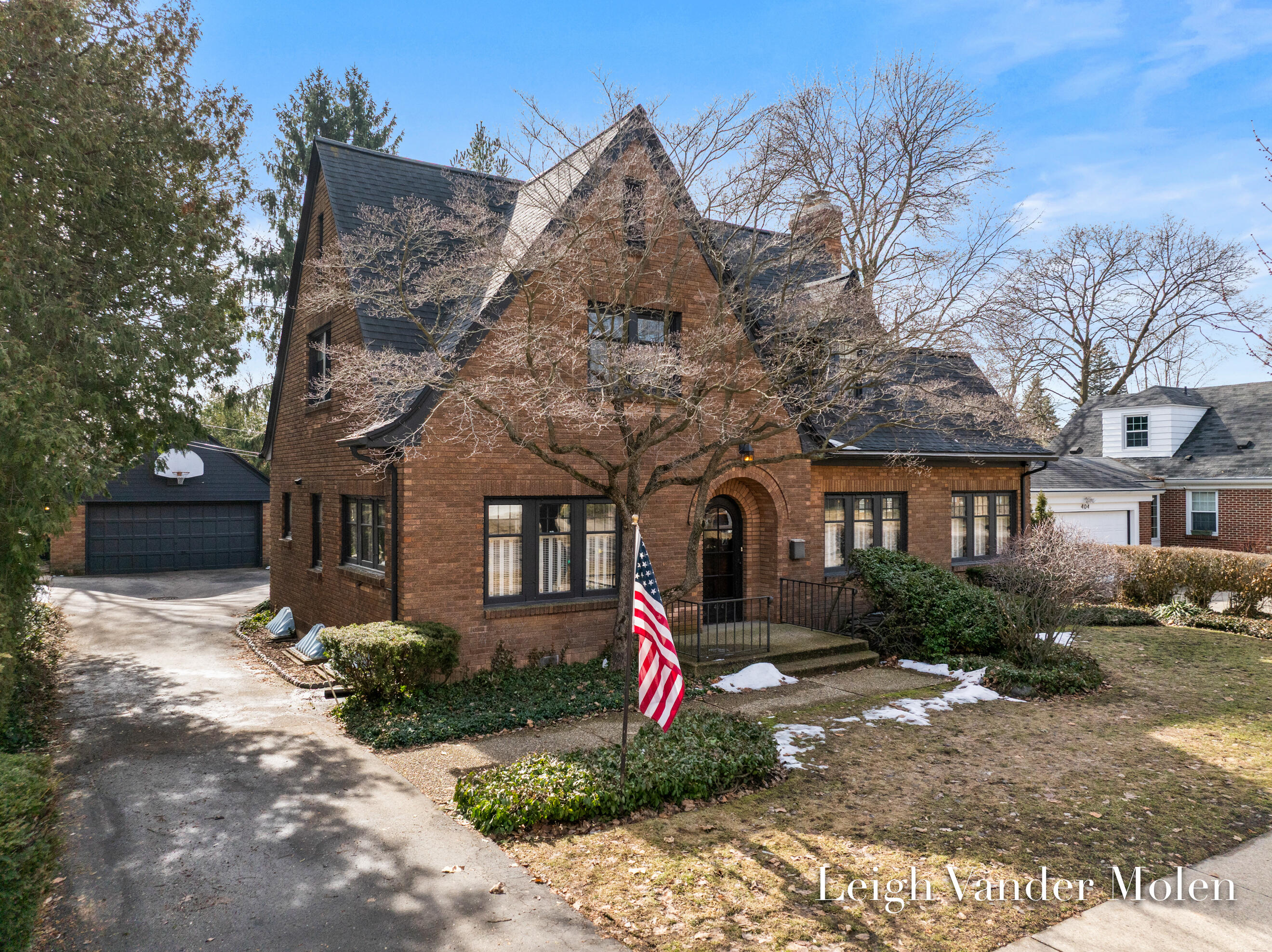 414 Cheshire Drive NE