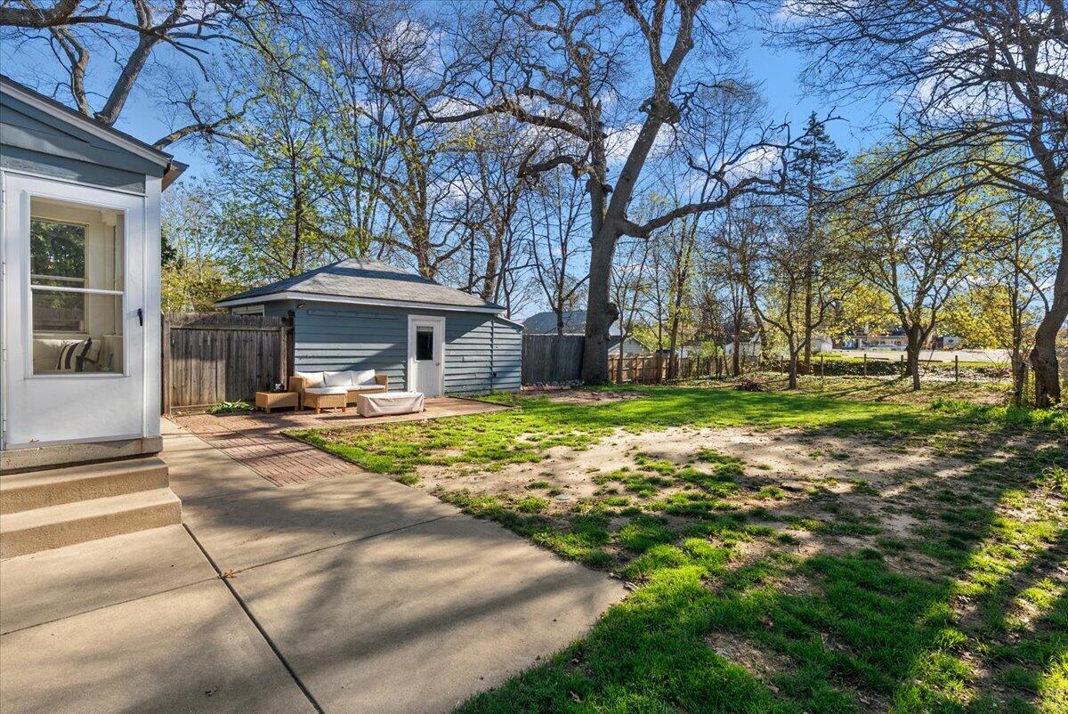 876 Burke Avenue NE