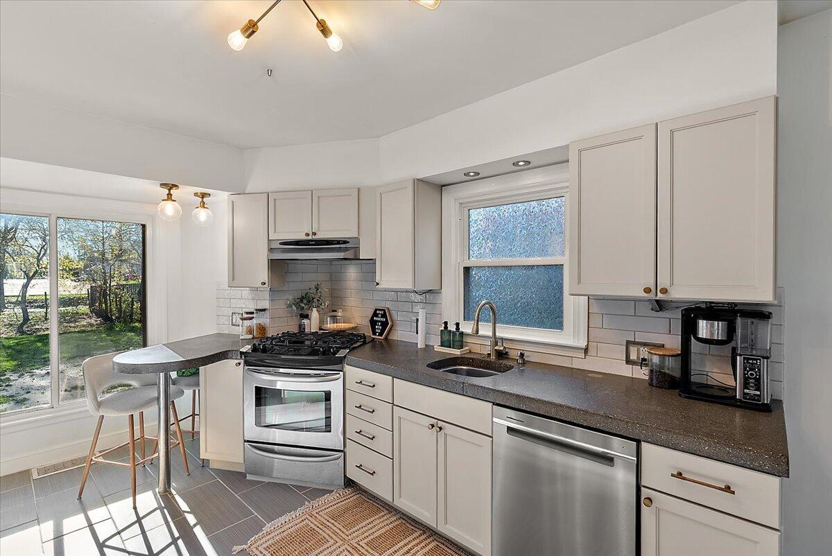 876 Burke Avenue NE