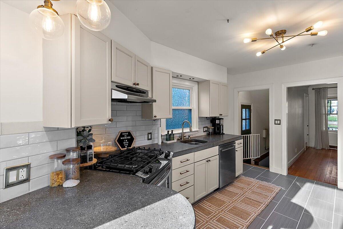 876 Burke Avenue NE