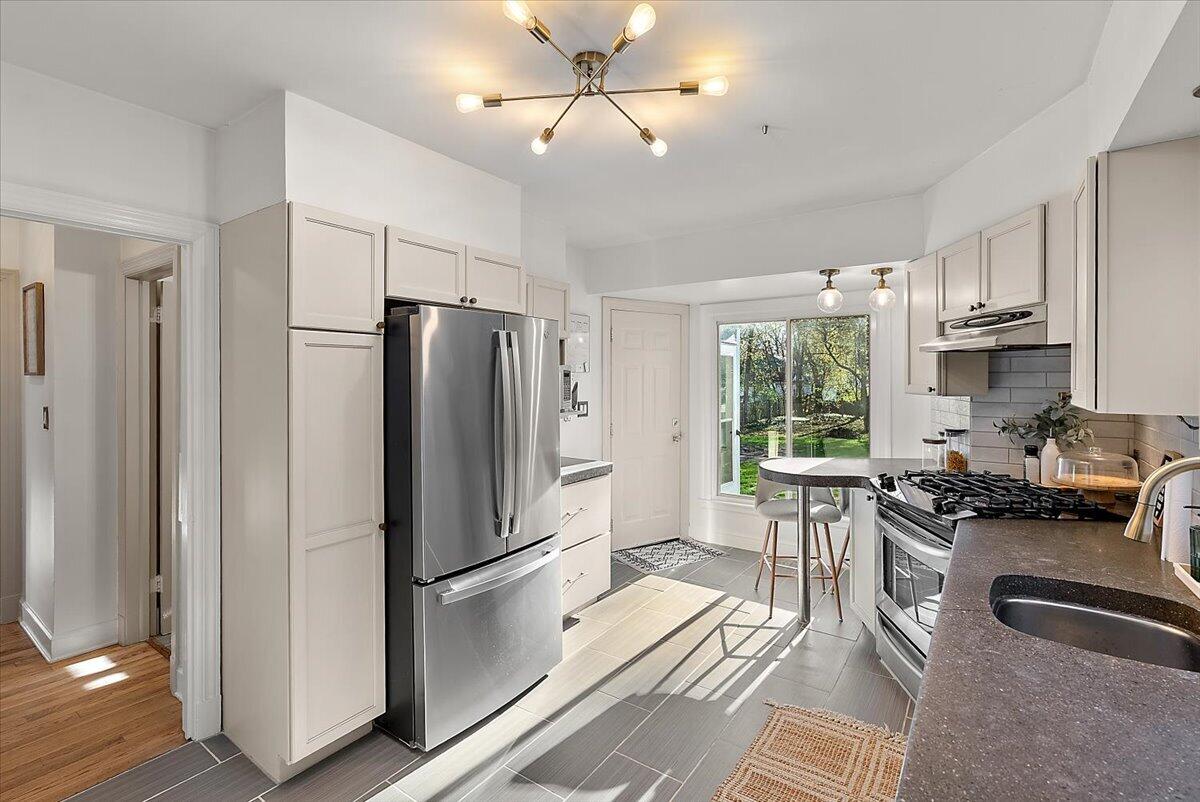 876 Burke Avenue NE