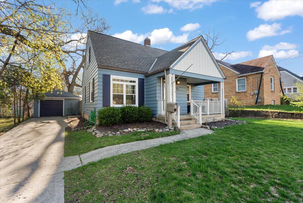 876 Burke Avenue NE