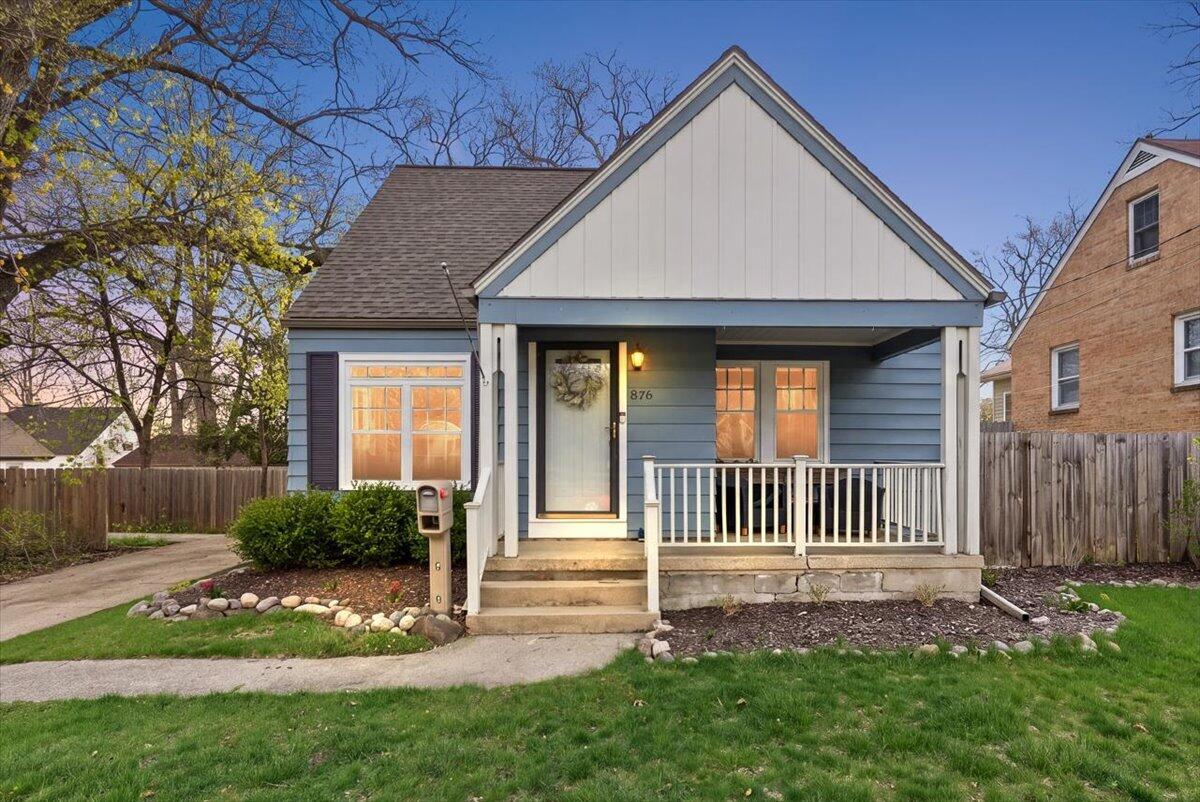 876 Burke Avenue NE