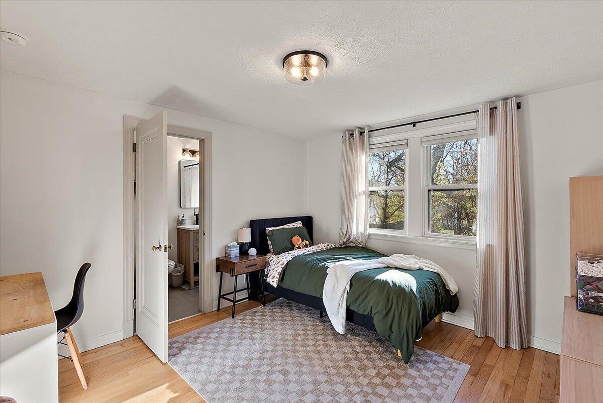 876 Burke Avenue NE