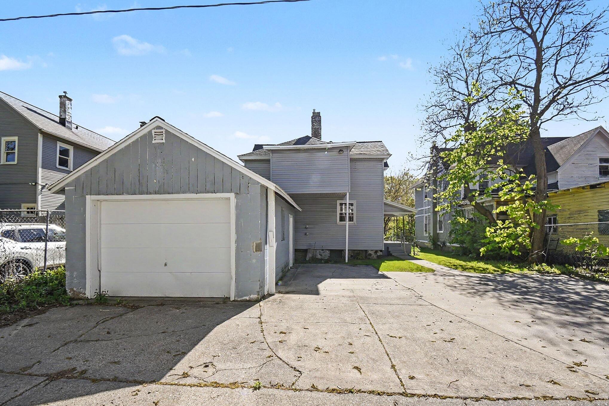 327 Henry Avenue SE