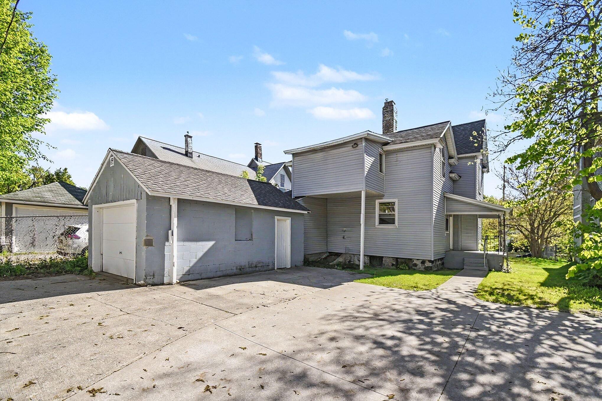 327 Henry Avenue SE
