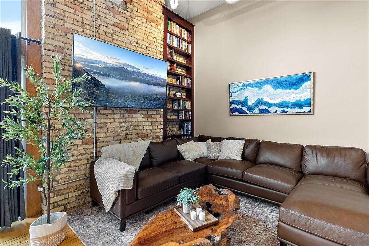 600 Broadway Avenue NW 423