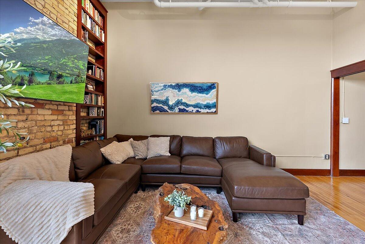600 Broadway Avenue NW 423