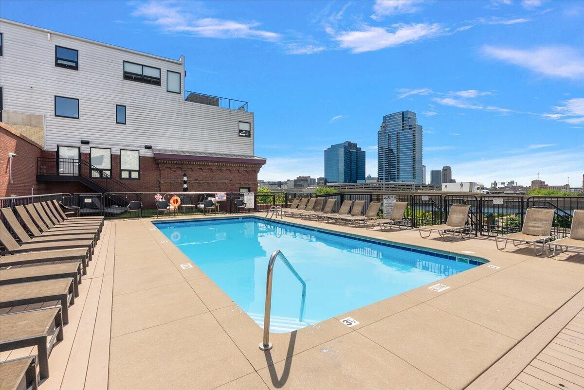 600 Broadway Avenue NW 423