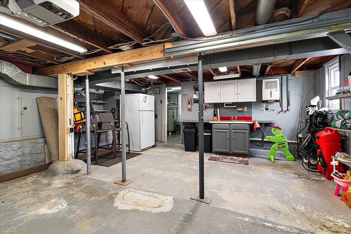 6444 Lakeshore Drive