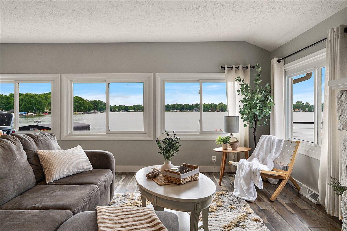 6444 Lakeshore Drive