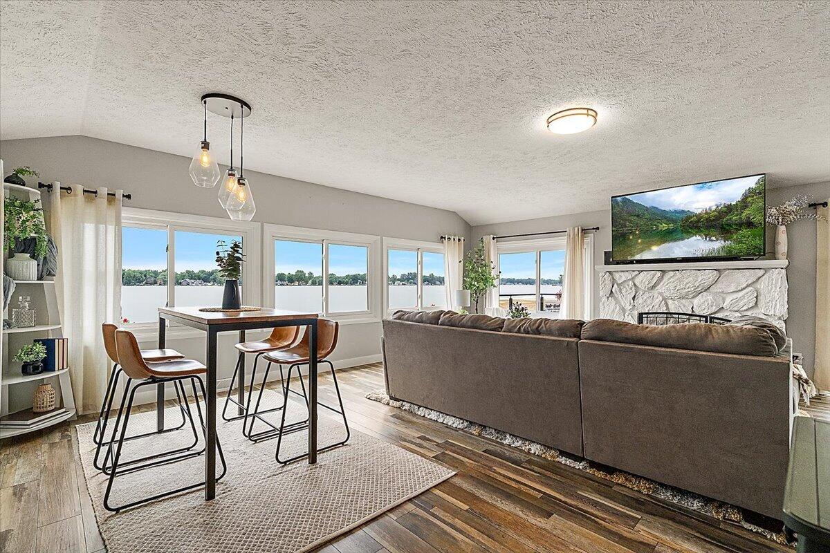 6444 Lakeshore Drive