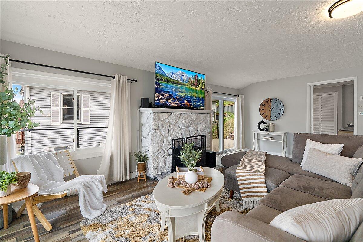 6444 Lakeshore Drive