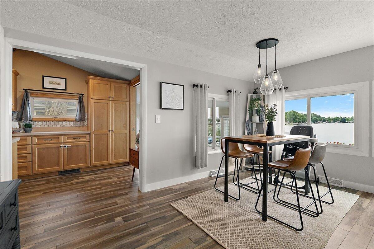 6444 Lakeshore Drive