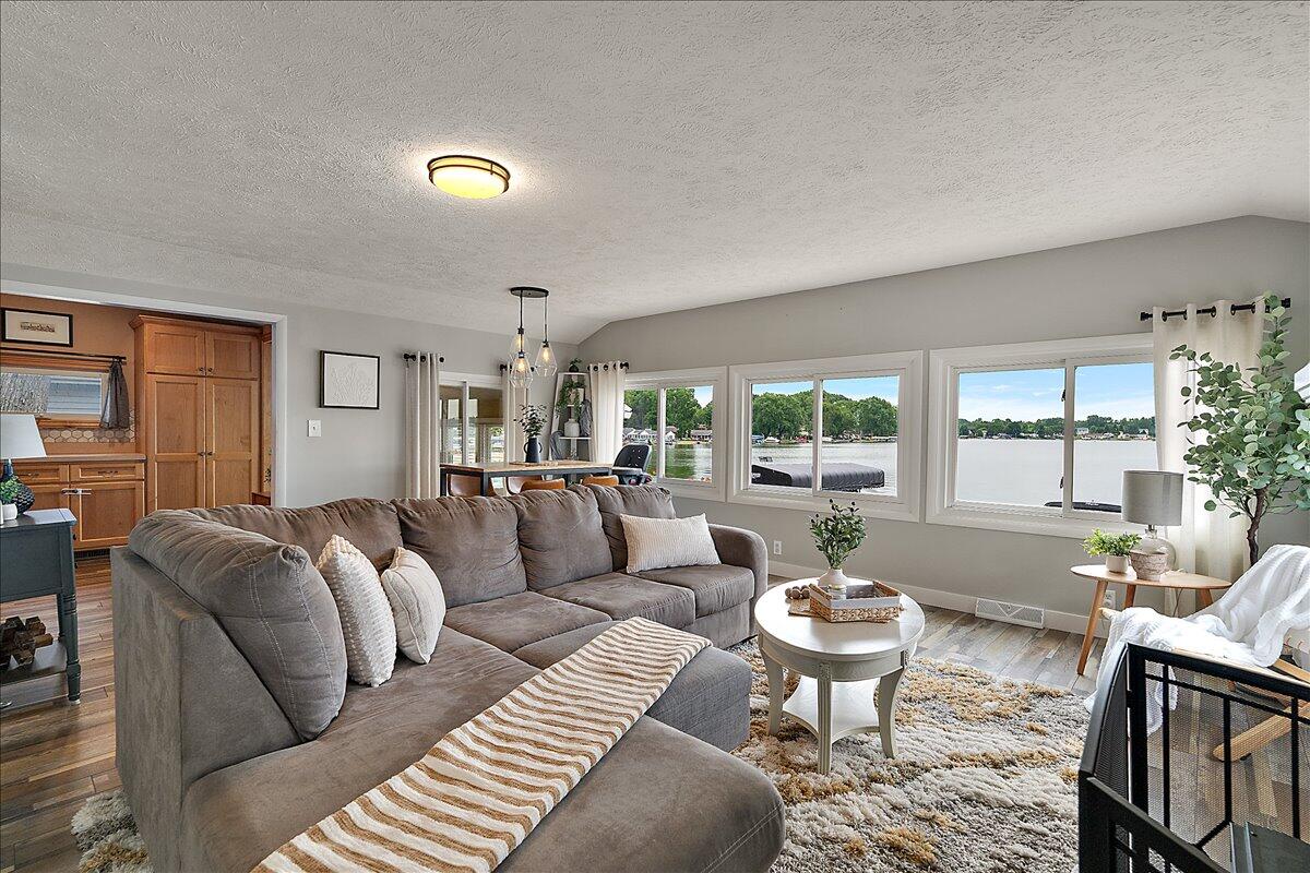 6444 Lakeshore Drive