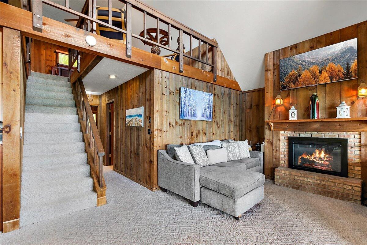 997 Lake Lane