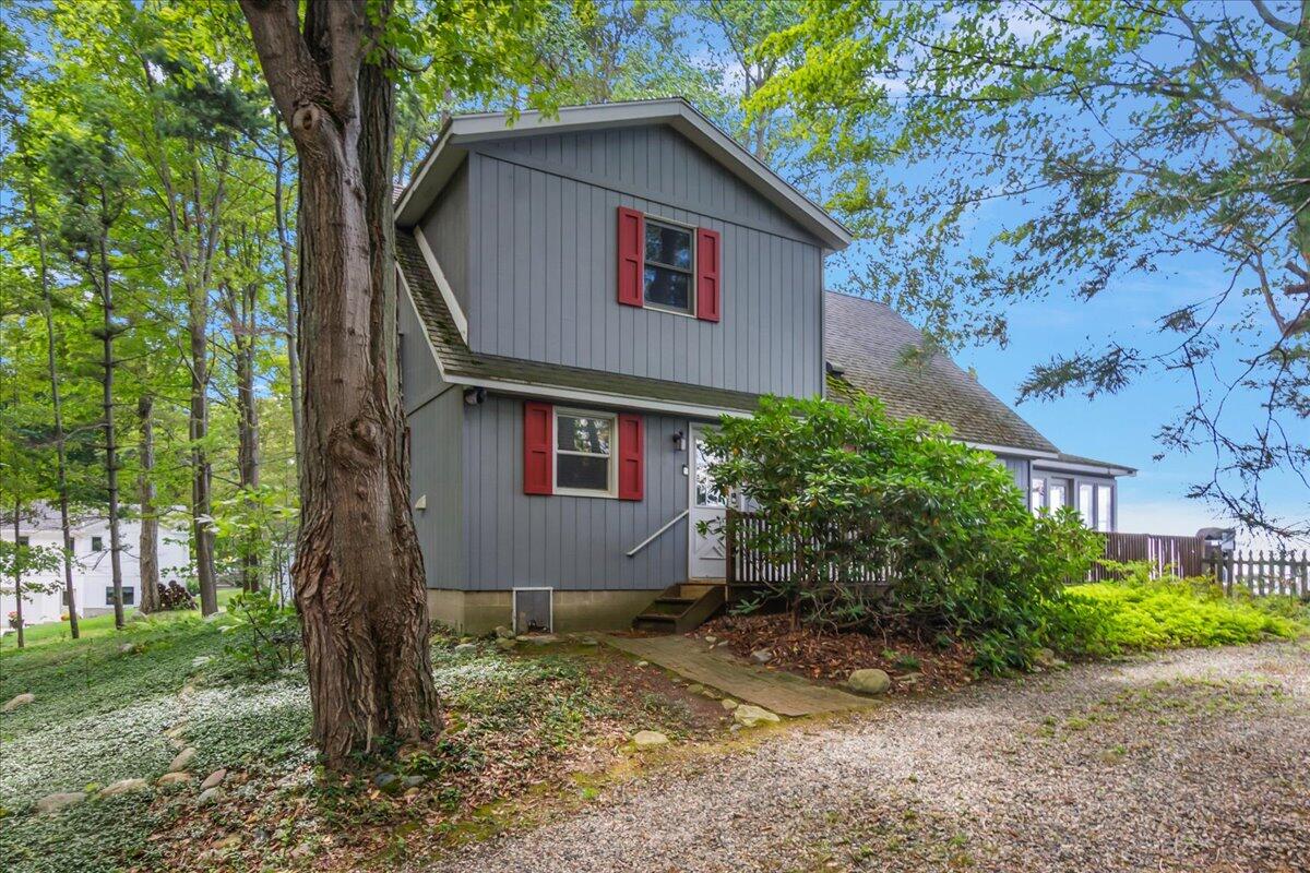 997 Lake Lane