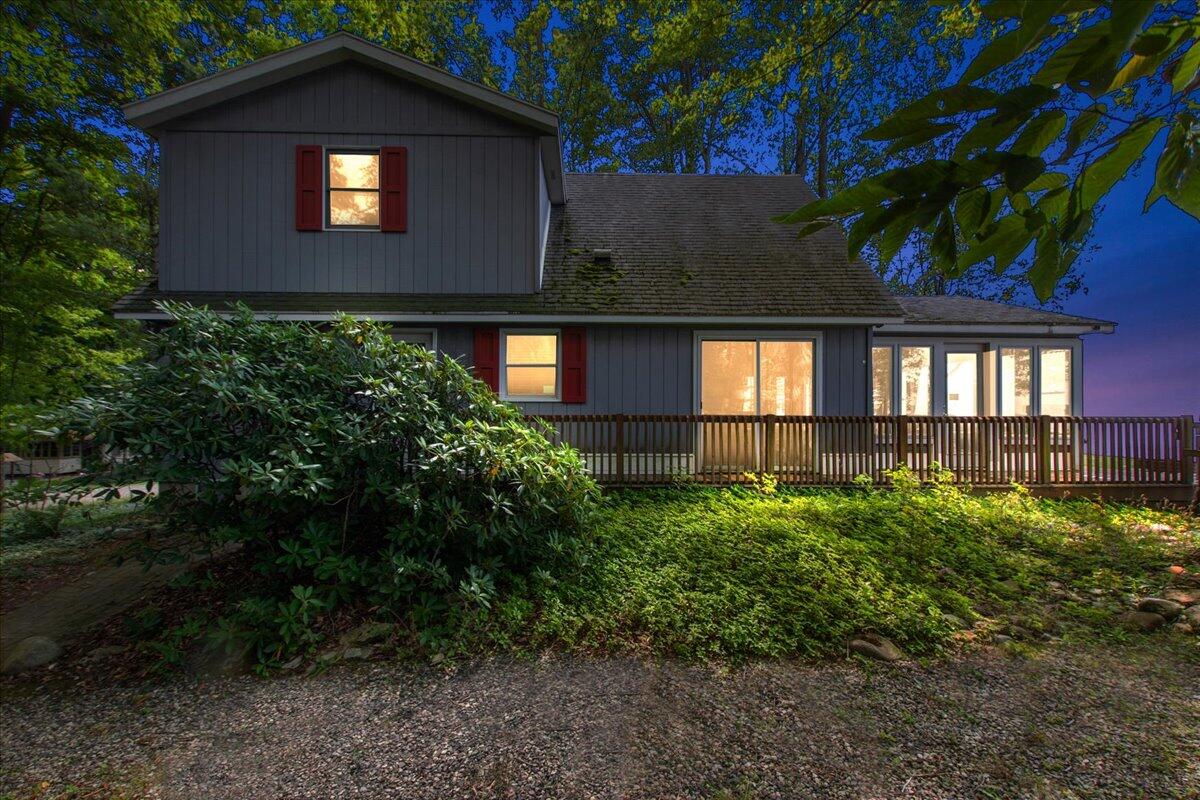 997 Lake Lane