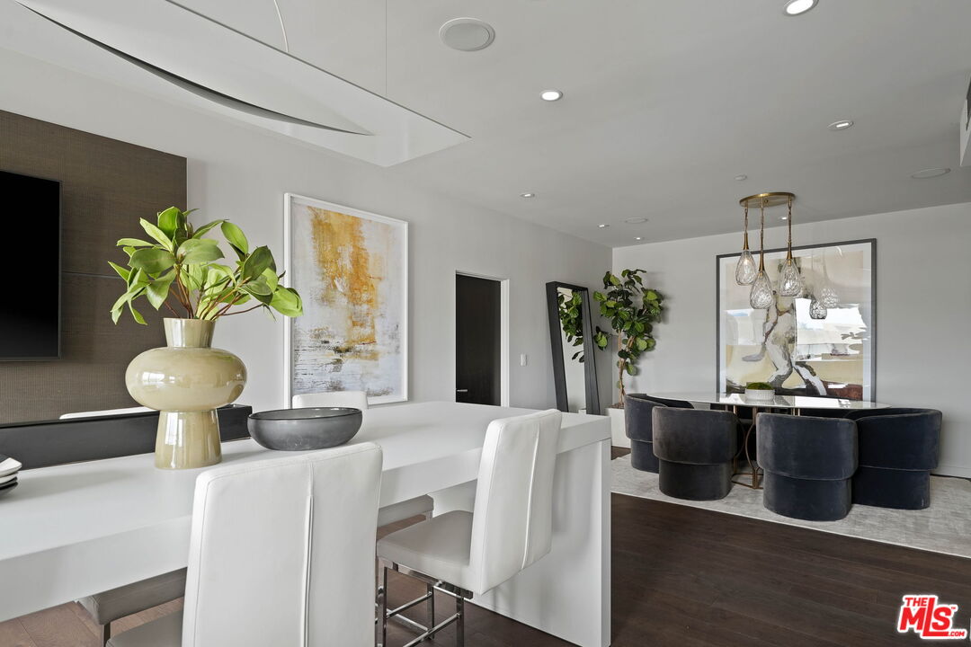 121 S Canon Dr Unit: 302