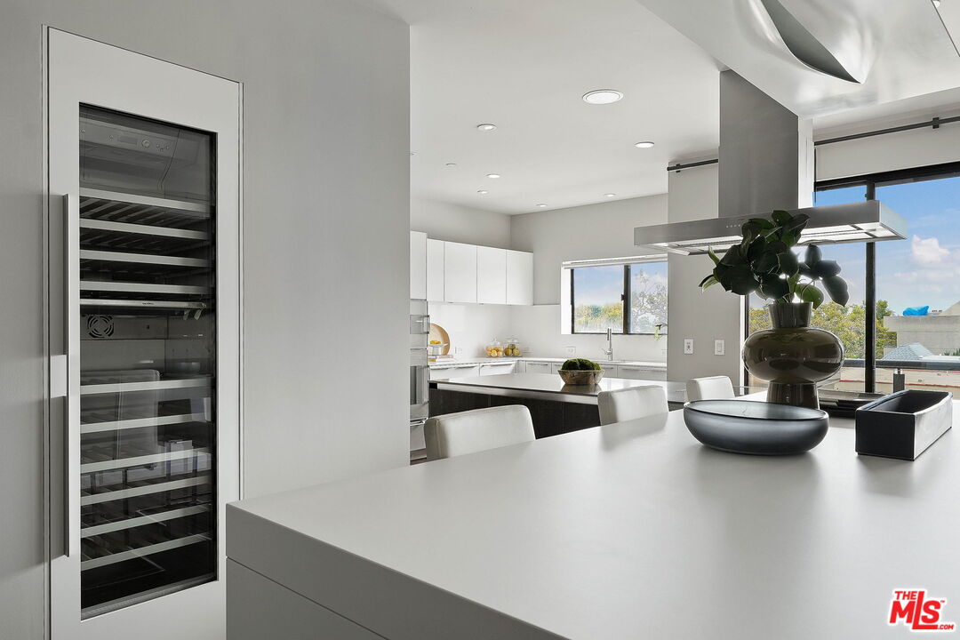 121 S Canon Dr Unit: 302