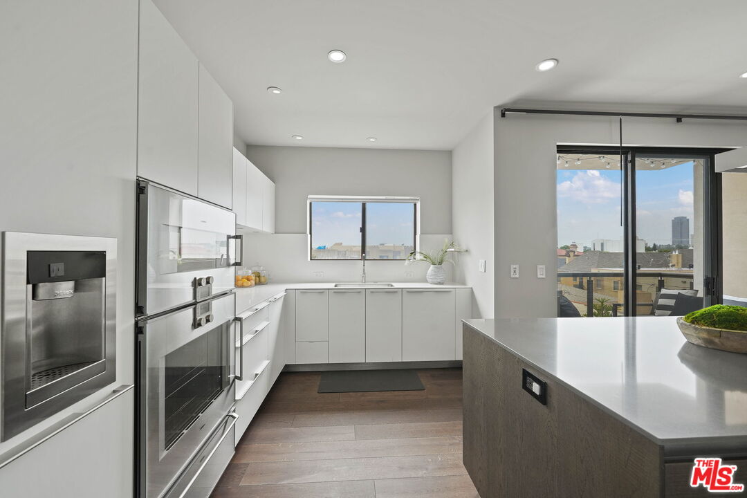 121 S Canon Dr Unit: 302