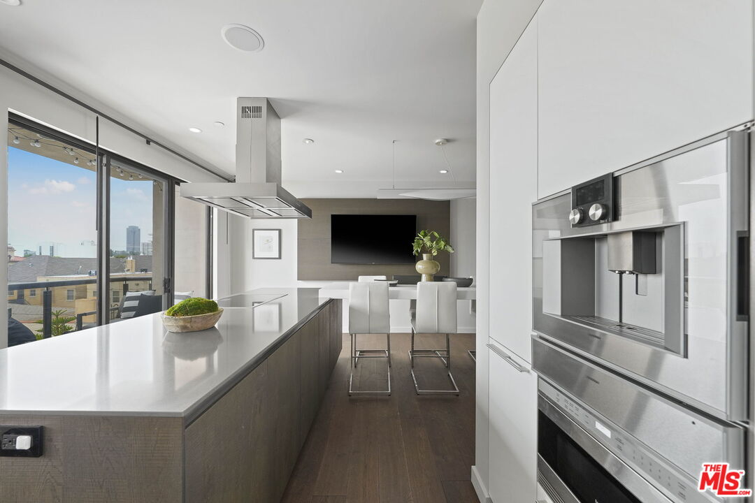 121 S Canon Dr Unit: 302