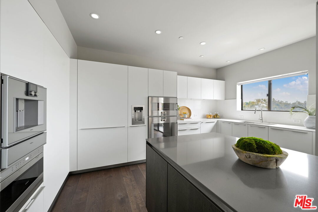 121 S Canon Dr Unit: 302