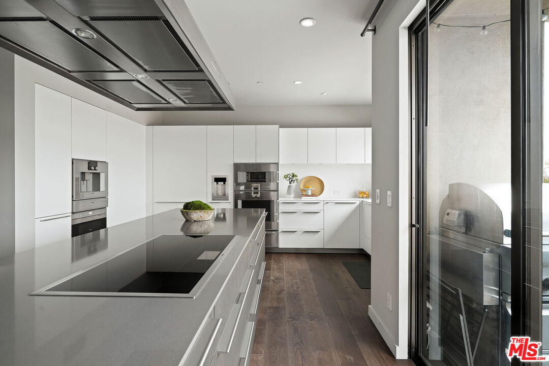 121 S Canon Dr Unit: 302