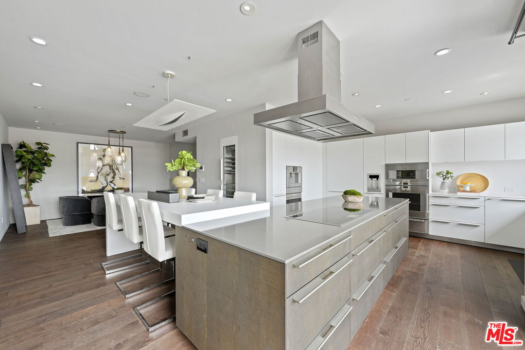 121 S Canon Dr Unit: 302