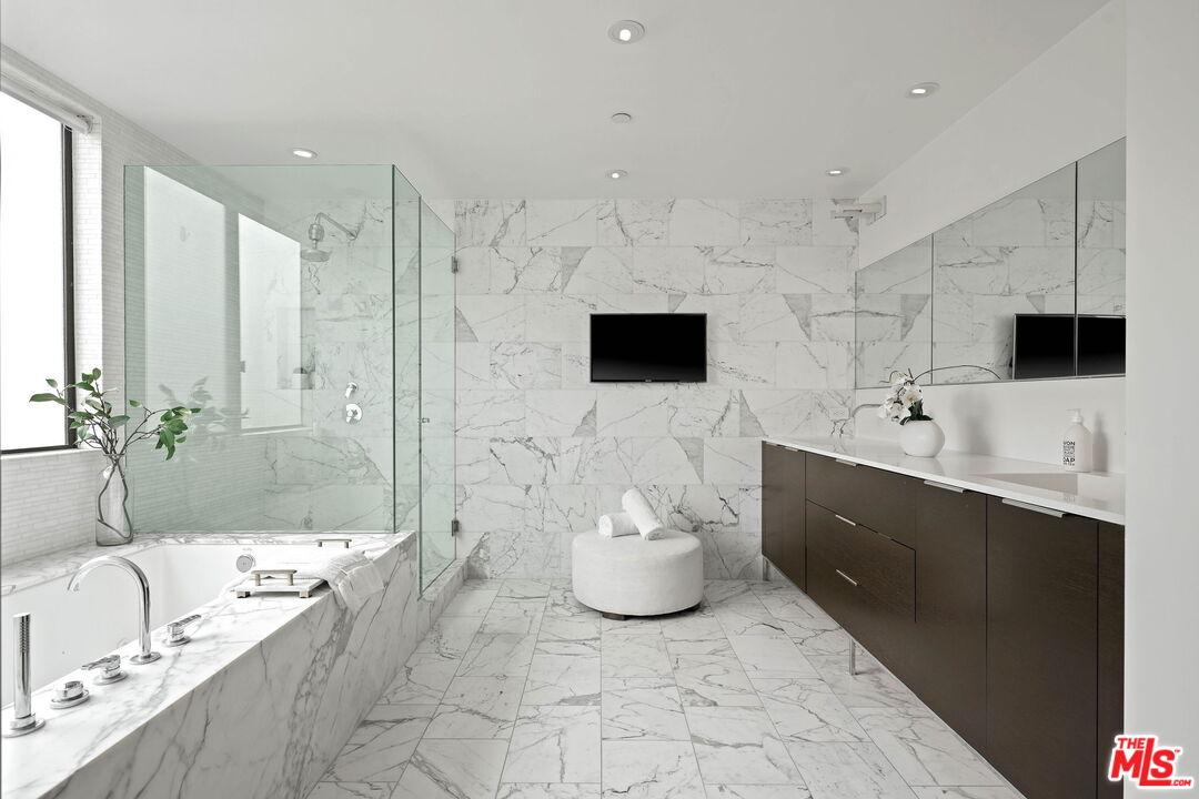 121 S Canon Dr Unit: 302