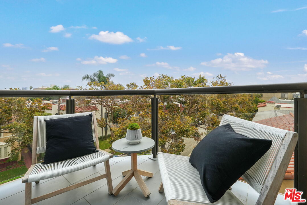 121 S Canon Dr Unit: 302