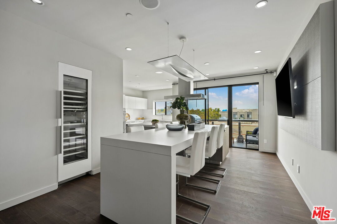 121 S Canon Dr Unit: 302