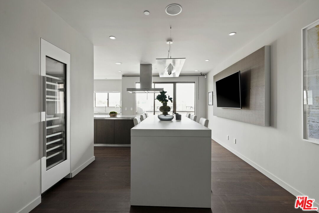 121 S Canon Dr Unit: 302