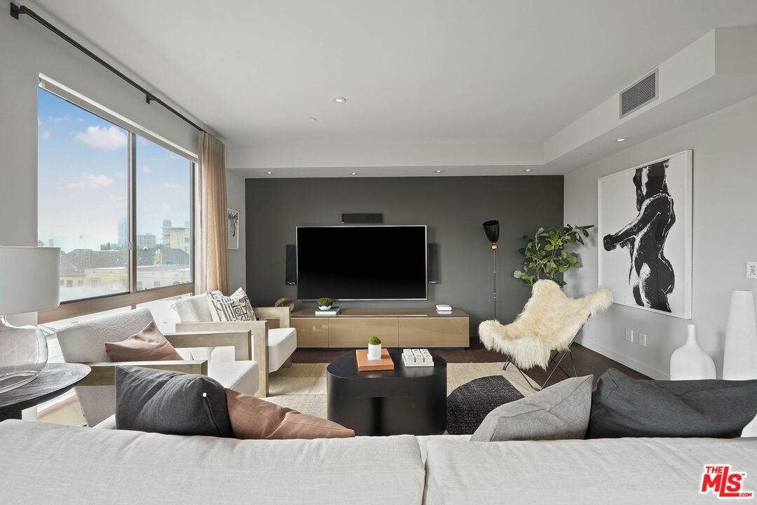 121 S Canon Dr Unit: 302