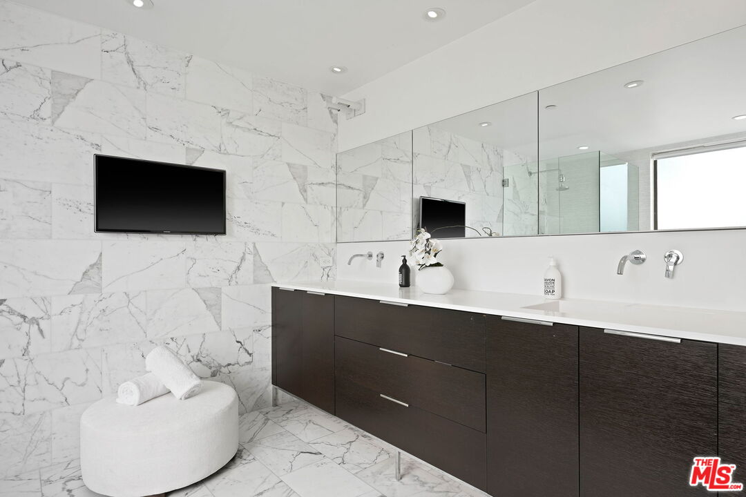 121 S Canon Dr Unit: 302