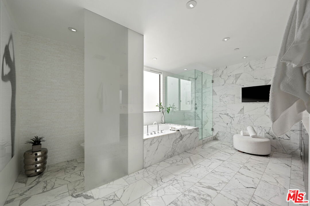 121 S Canon Dr Unit: 302