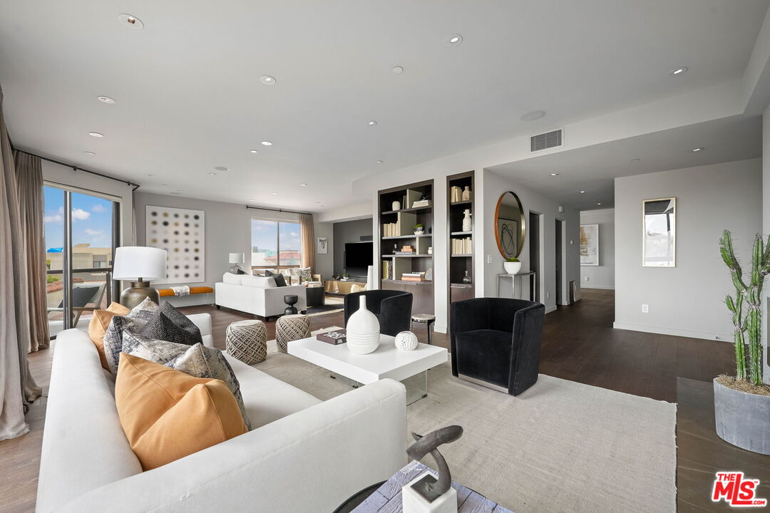 121 S Canon Dr Unit: 302