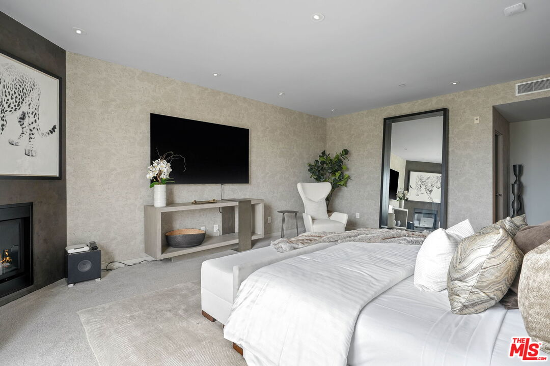 121 S Canon Dr Unit: 302