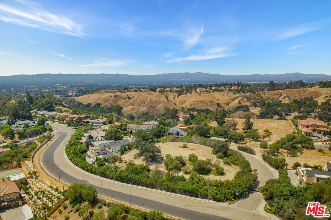18160 Knoll Hill