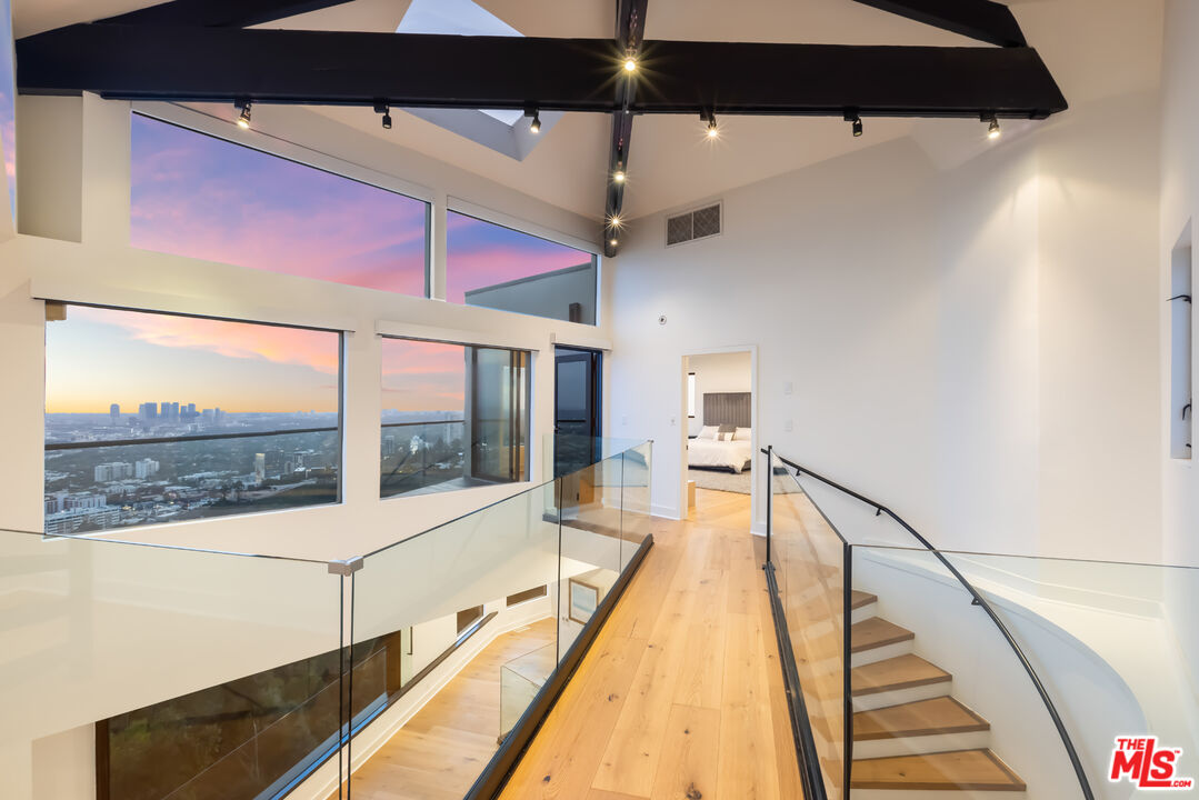 8698 Franklin Ave, Hollywood Hills