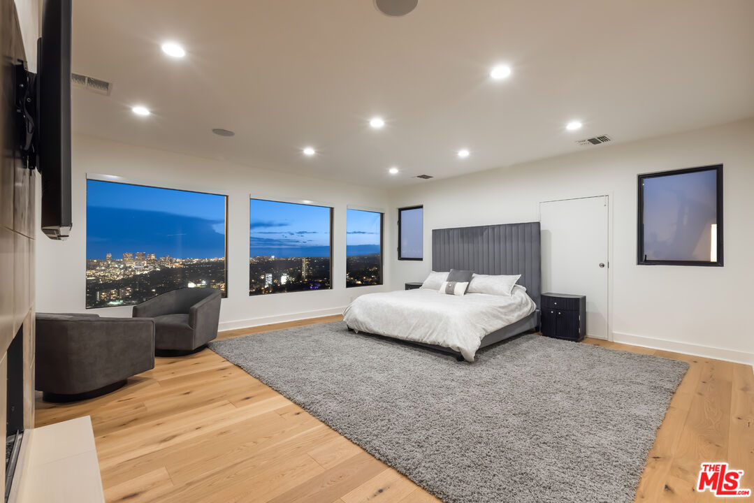 8698 Franklin Ave, Hollywood Hills