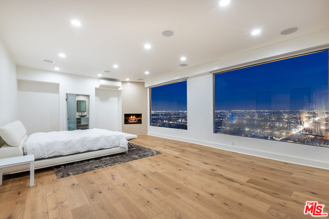 8698 Franklin Ave, Hollywood Hills