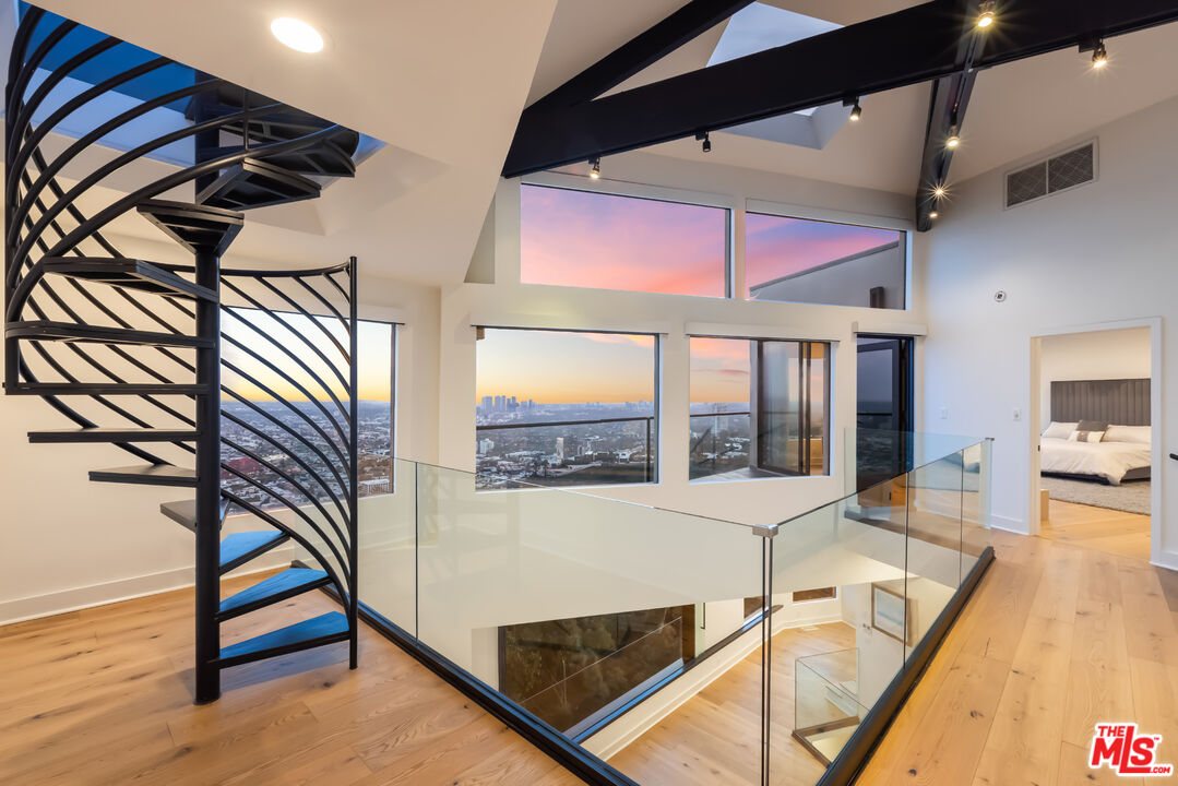 8698 Franklin Ave, Hollywood Hills