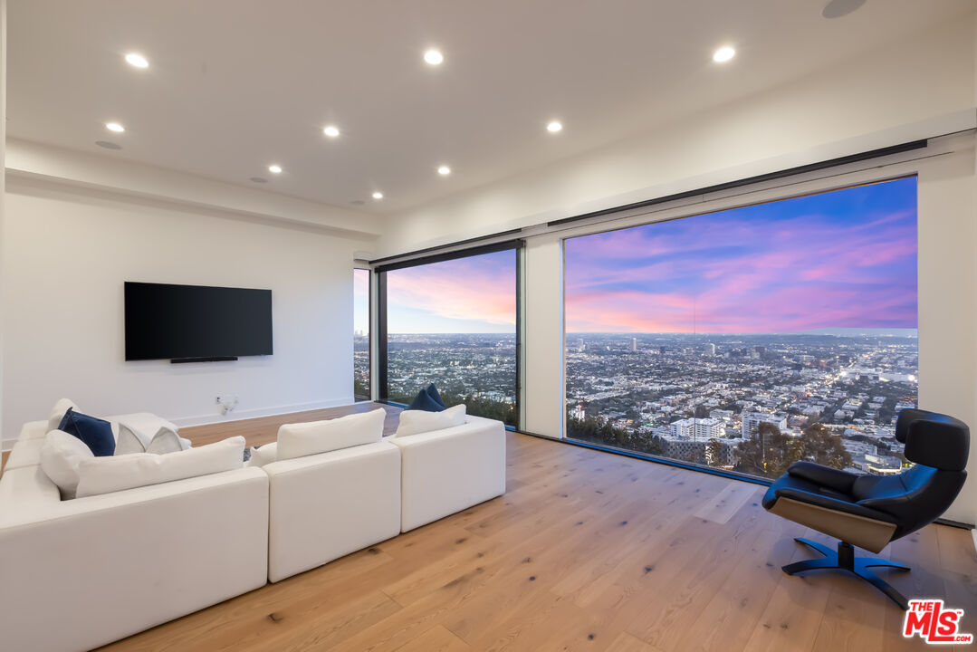 8698 Franklin Ave, Hollywood Hills