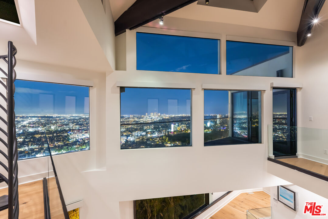8698 Franklin Ave, Hollywood Hills