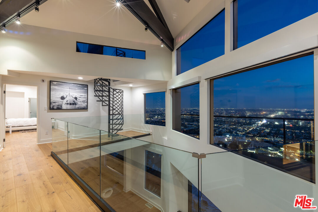 8698 Franklin Ave, Hollywood Hills