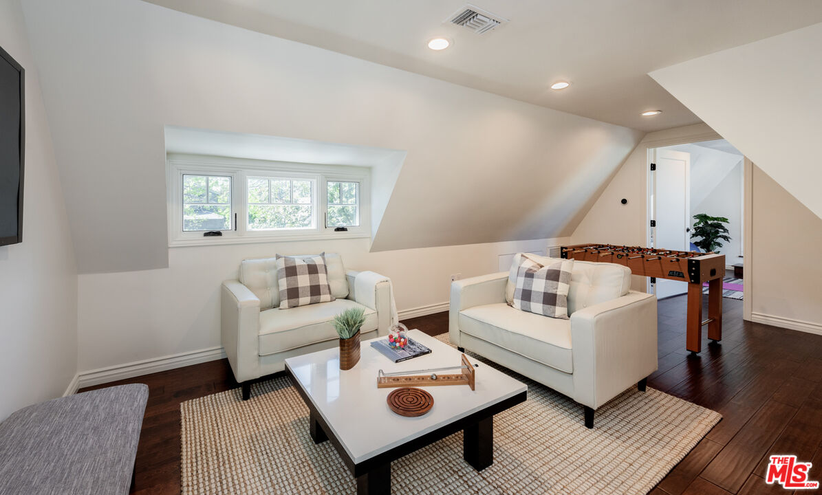 10816 Whipple St, toluca lake